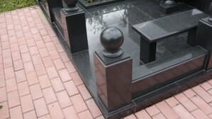 Бетонная плитка хорошо справляется с обустройством территории вокруг могилы