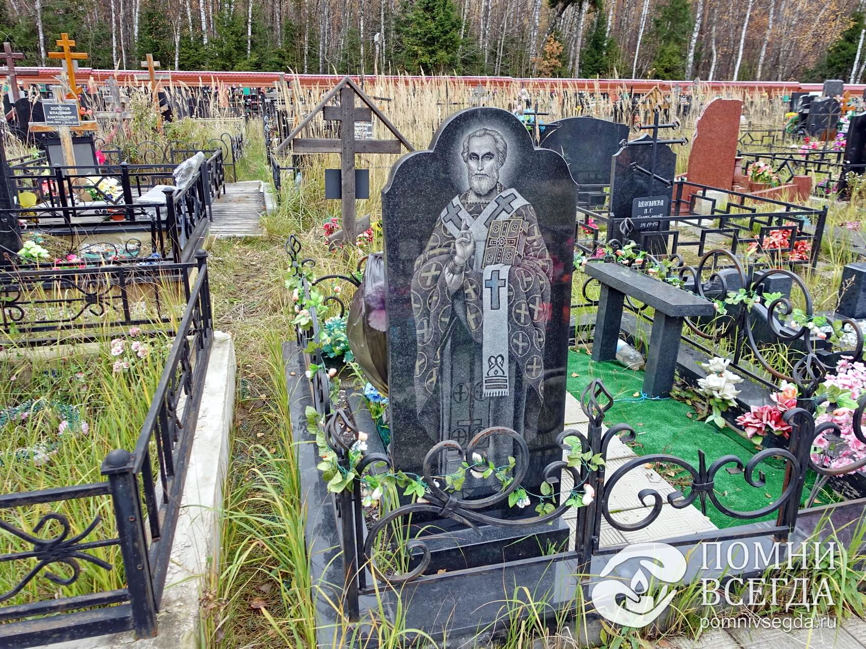 Изображение одного из православных святых на обратной стороне надгробья