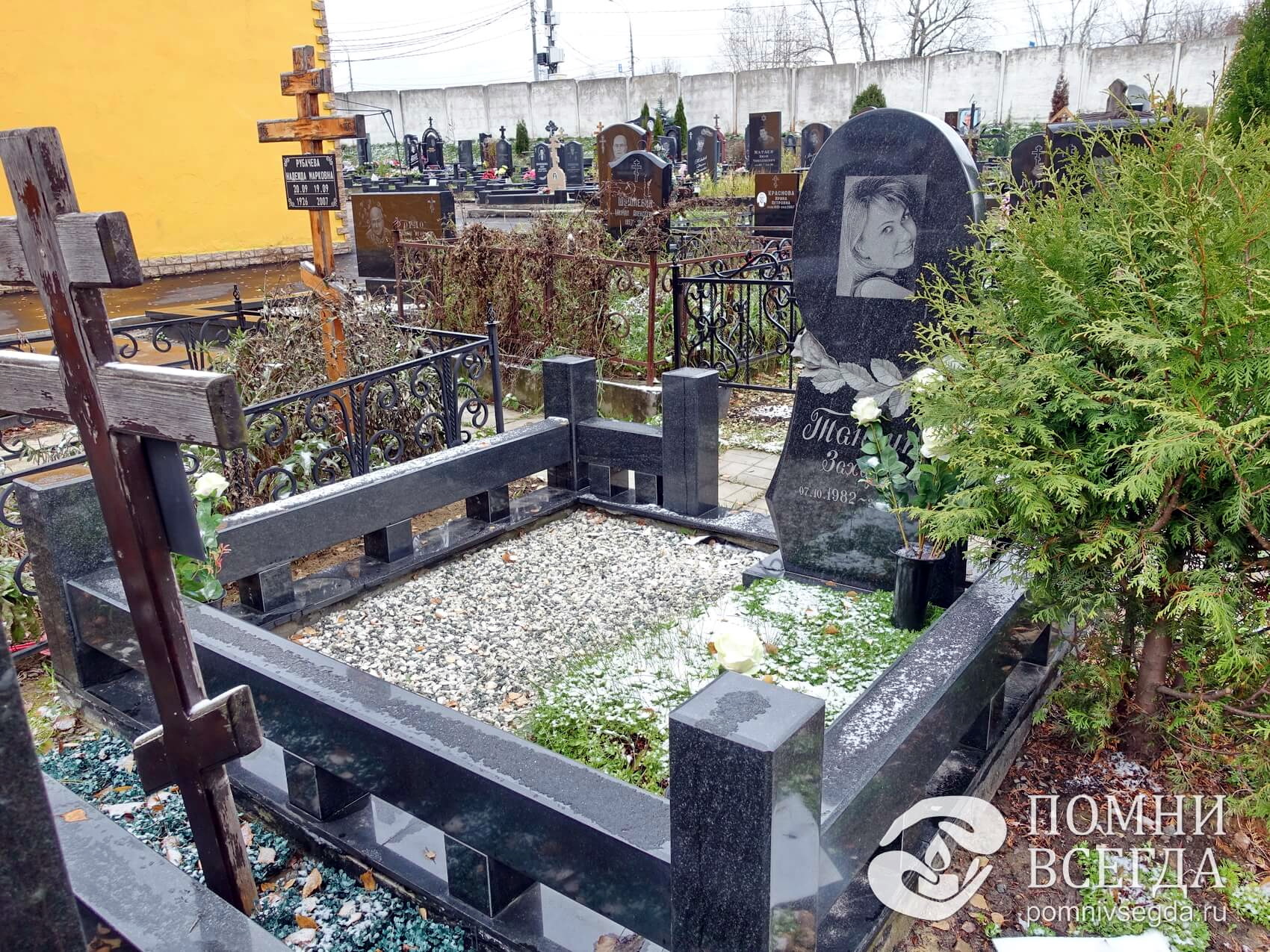 Оригинальный памятник из чёрного гранита и необычная оградка