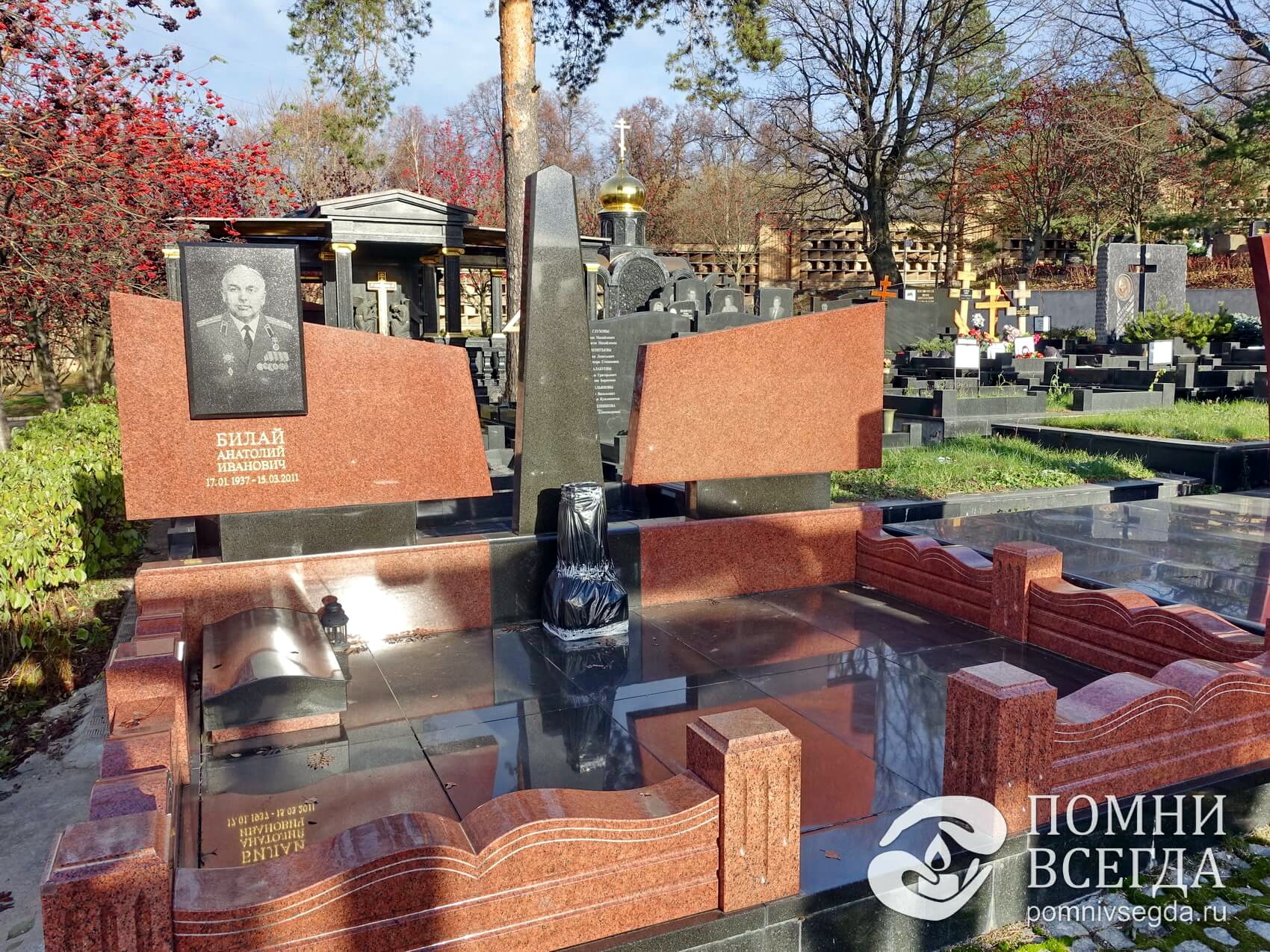 Сложная композиция из гранита и небольшая надгробная плита